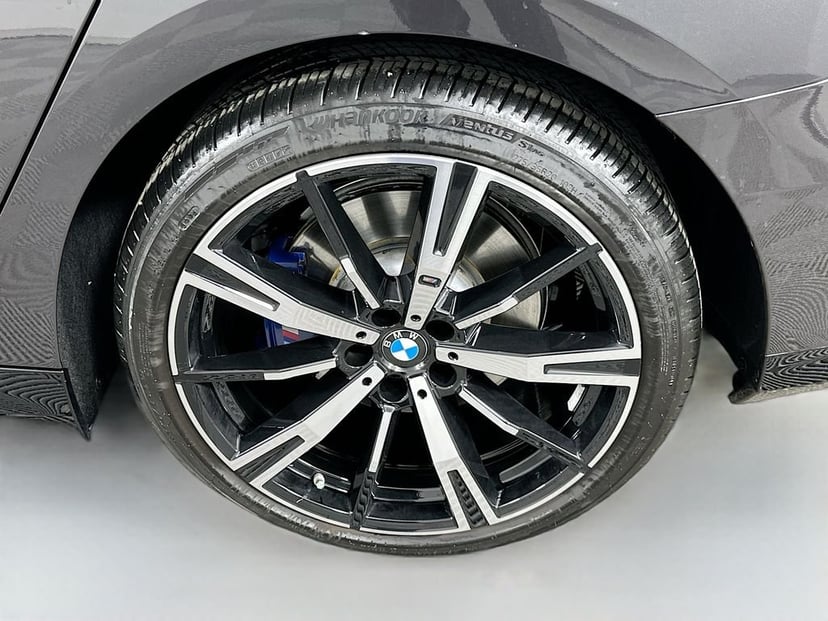2025 BMW 5 Series - Image 32