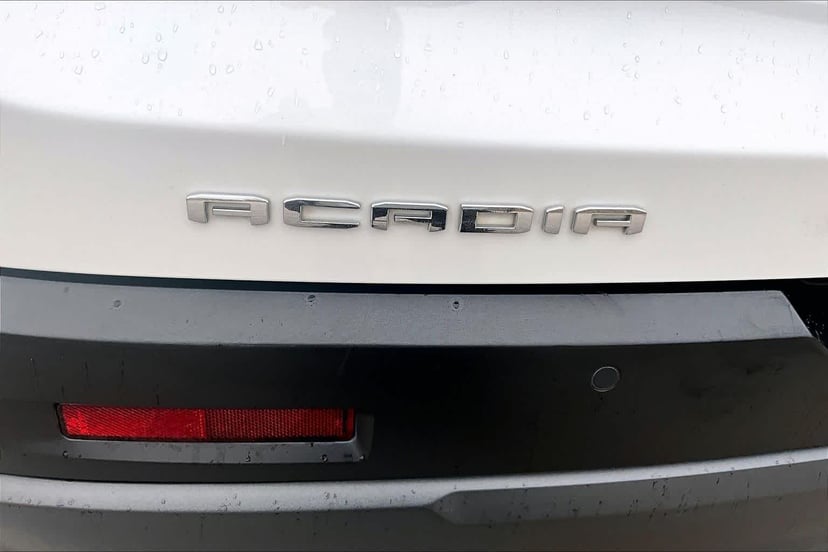 2023 GMC Acadia - Image 10