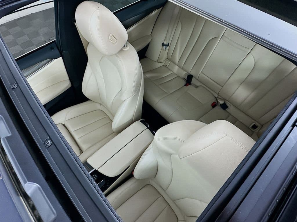 2019 BMW 5 Series - Image 22