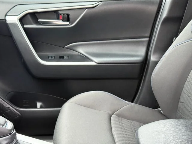 2022 Toyota RAV4 Hybrid - Image 11