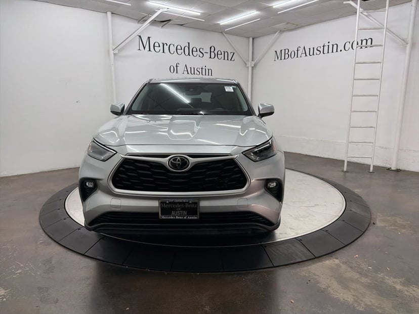 2022 Toyota Highlander - Image 2