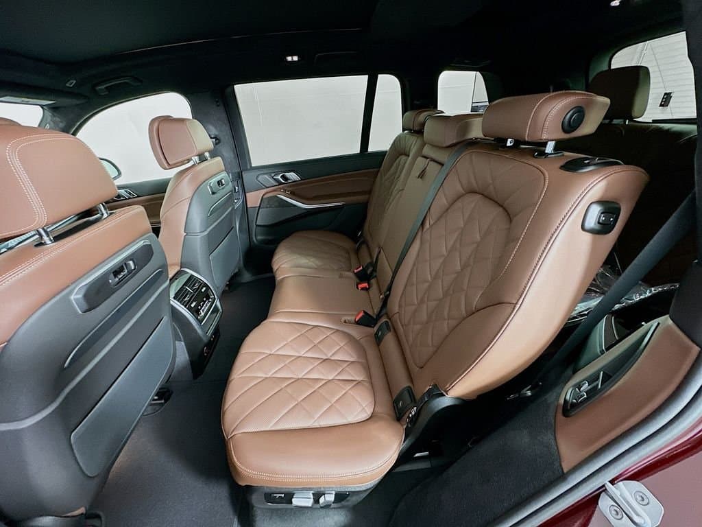 2025 BMW X7 - Image 17