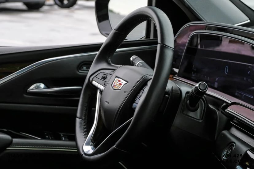 2021 Cadillac Escalade - Image 16