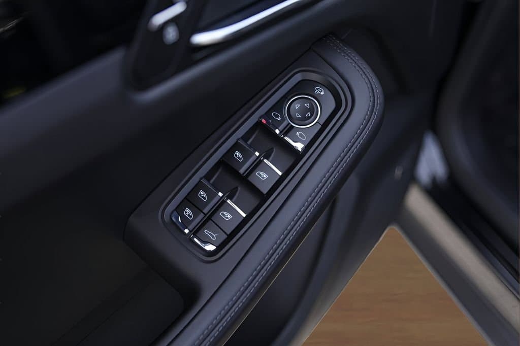 2025 Porsche Macan - Image 23