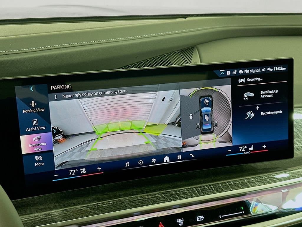 2025 BMW 7 Series - Image 13