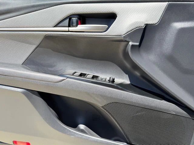2025 Toyota Camry - Image 19