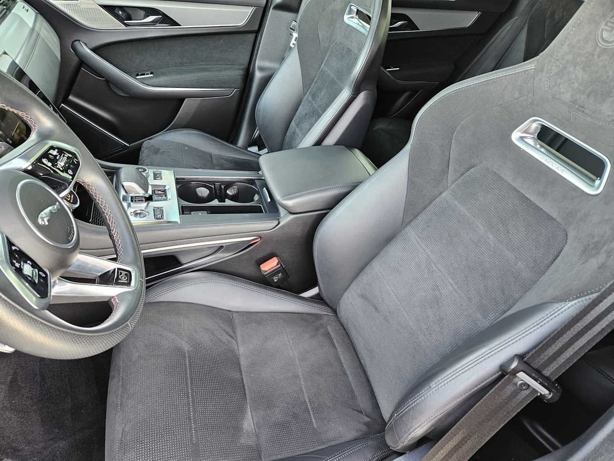 2023 Jaguar F-PACE - Image 9