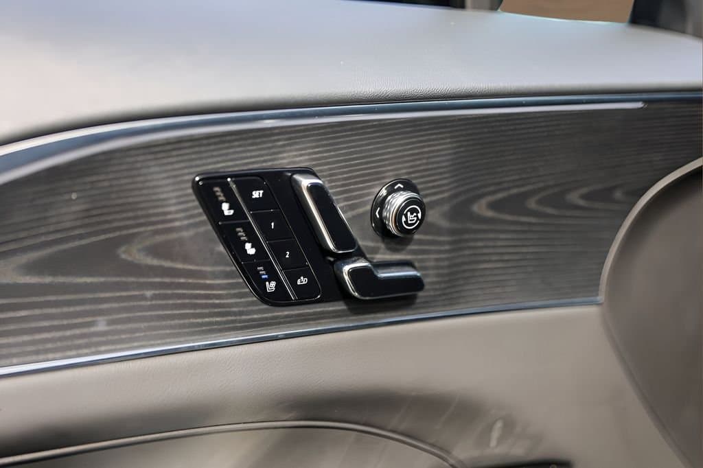 2025 Cadillac LYRIQ - Image 8