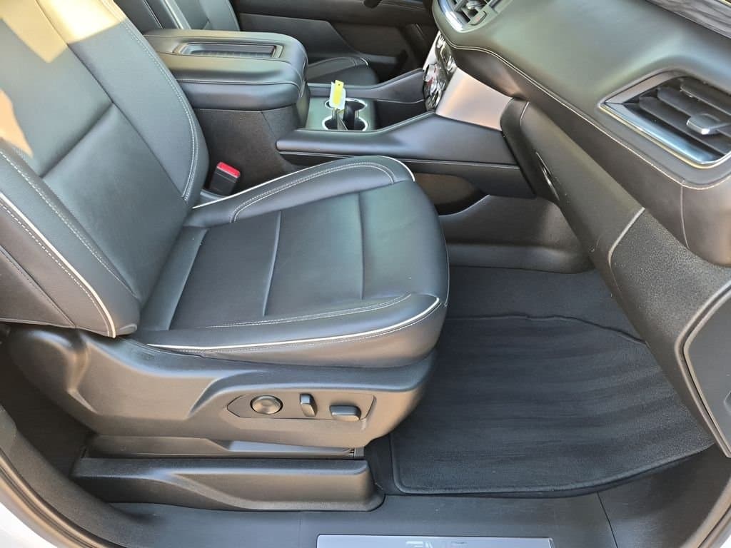 2023 GMC Yukon - Image 16