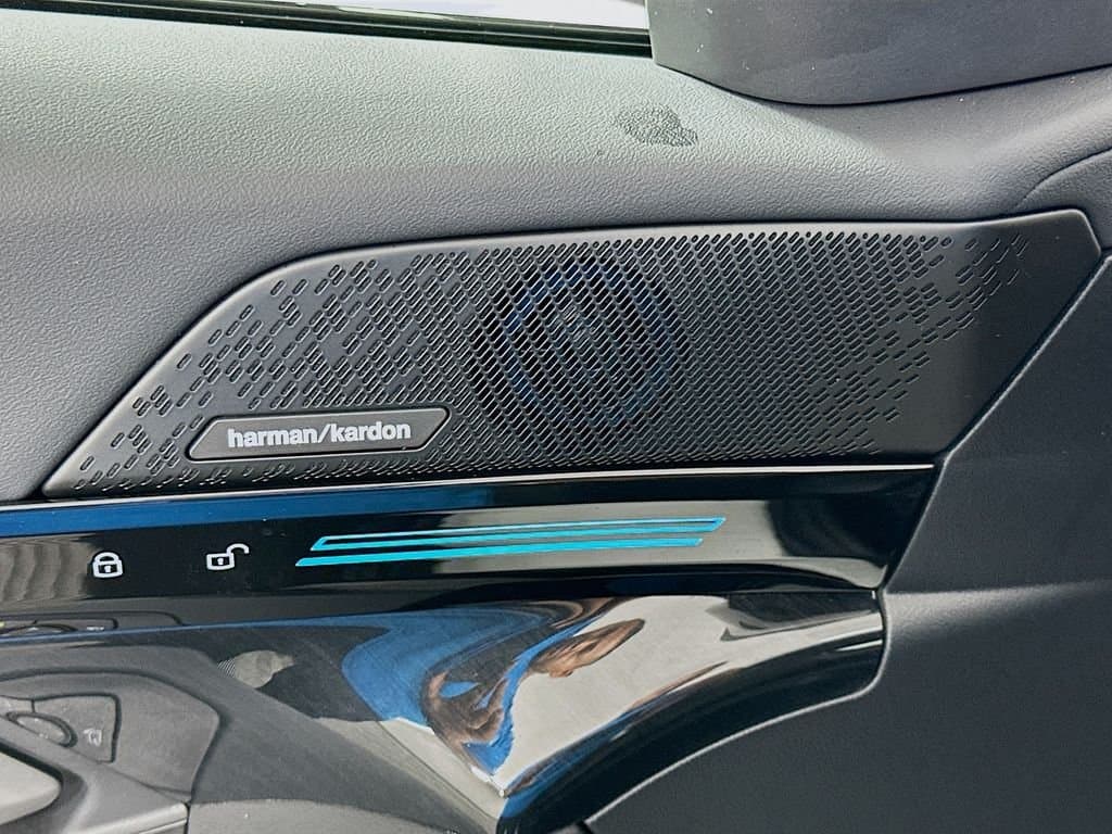 2025 BMW 5 Series - Image 19