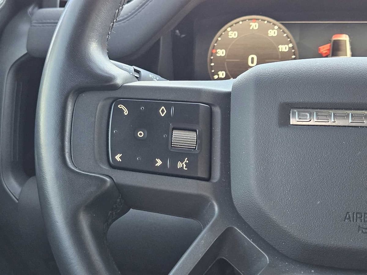 2023 Land Rover Defender - Image 28