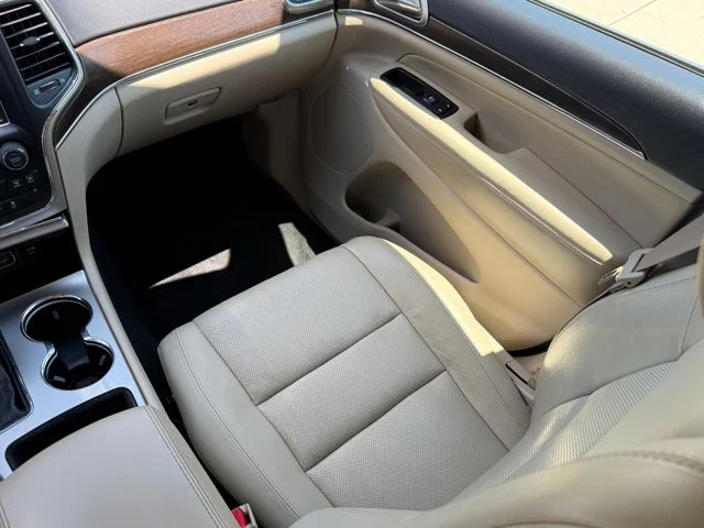 2017 Jeep Grand Cherokee - Image 23