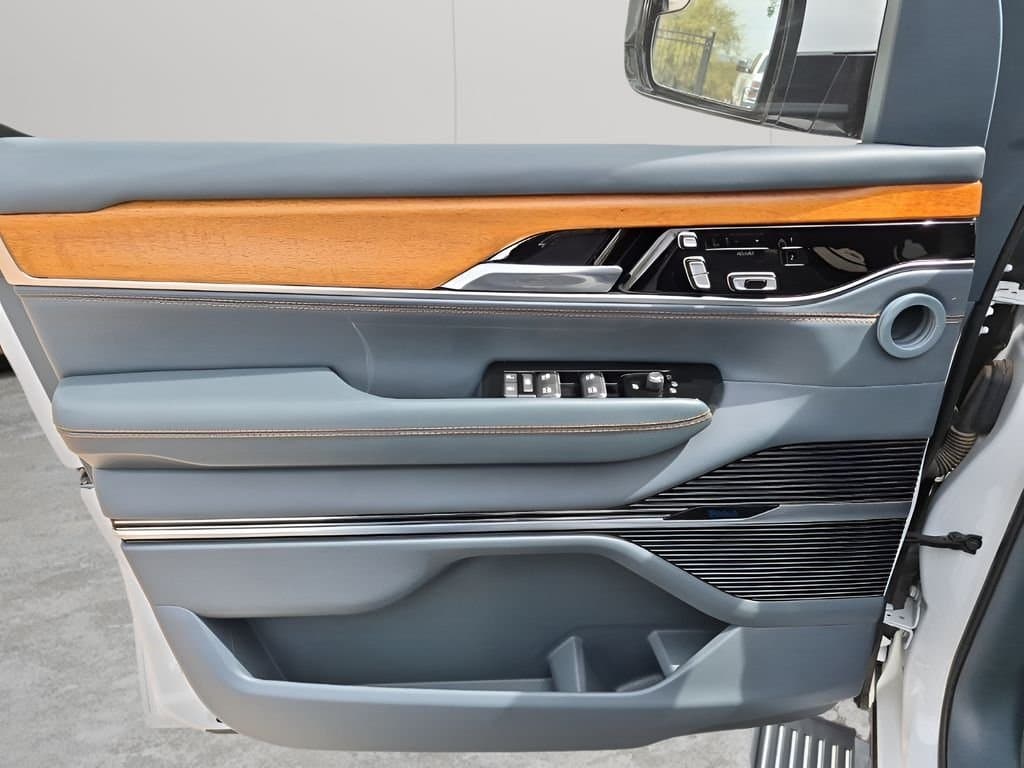 2022 Jeep Grand Wagoneer - Image 28