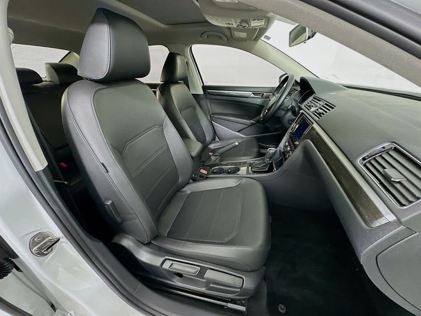 2017 Volkswagen Passat - Image 28