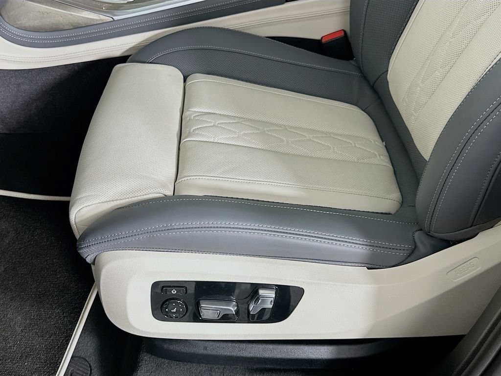 2025 BMW X7 - Image 21