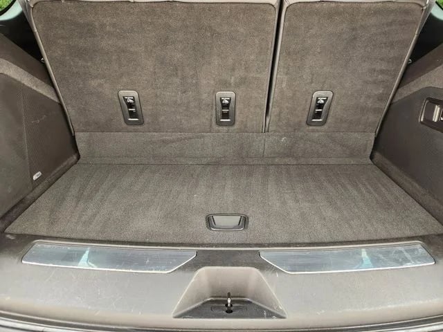 2021 Cadillac Escalade - Image 32