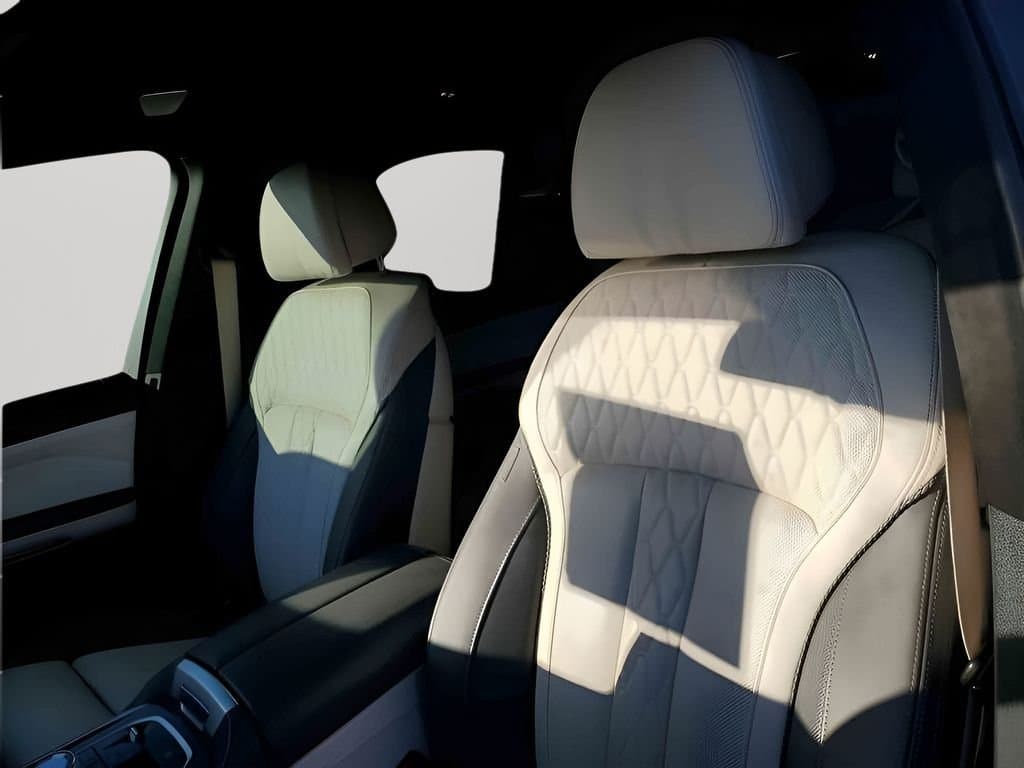 2023 BMW X7 - Image 31
