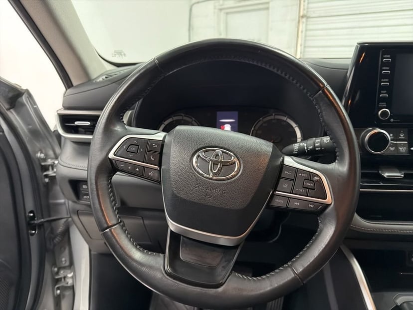 2022 Toyota Highlander - Image 16