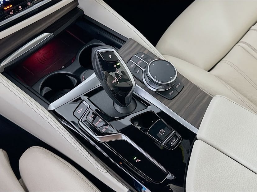 2023 BMW 5 Series - Image 17
