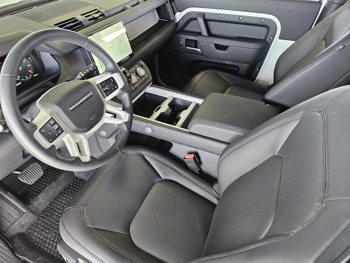 2025 Land Rover Defender - Image 25