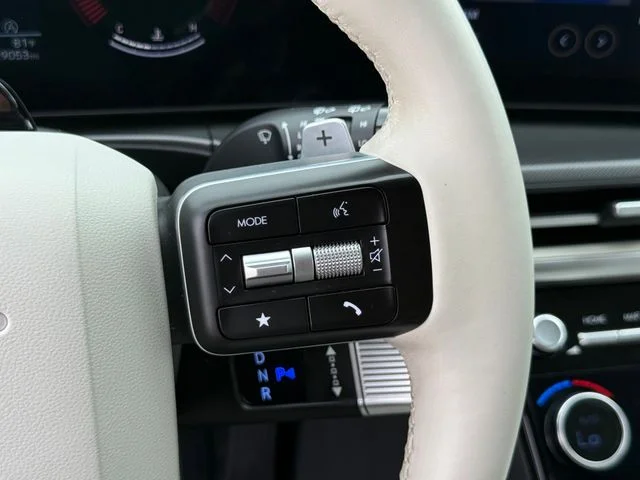 2025 Hyundai Santa Fe - Image 17