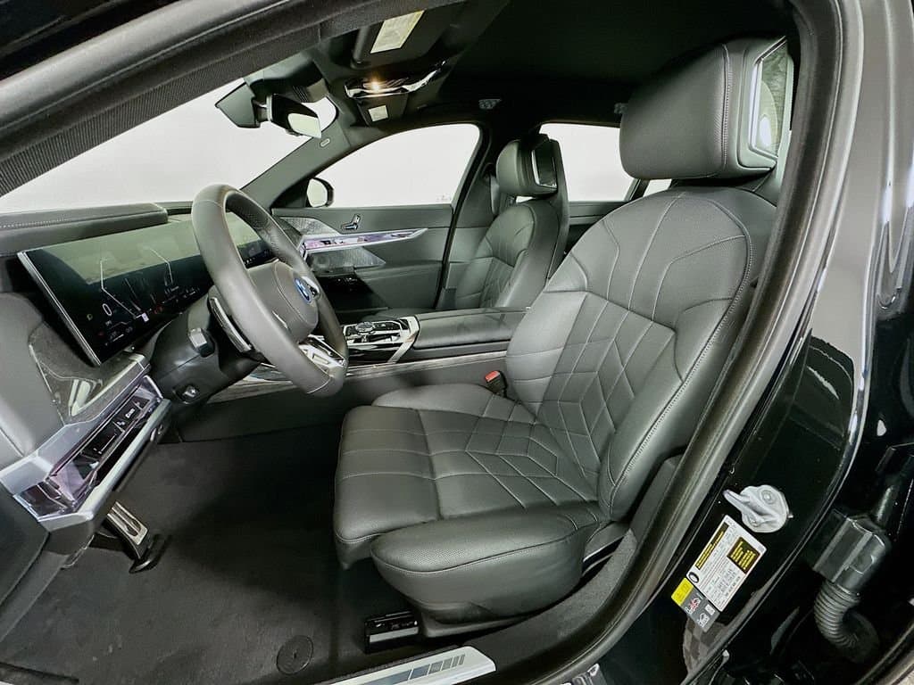 2025 BMW 7 Series - Image 21