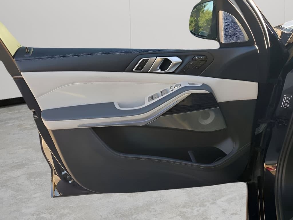 2023 BMW X7 - Image 27