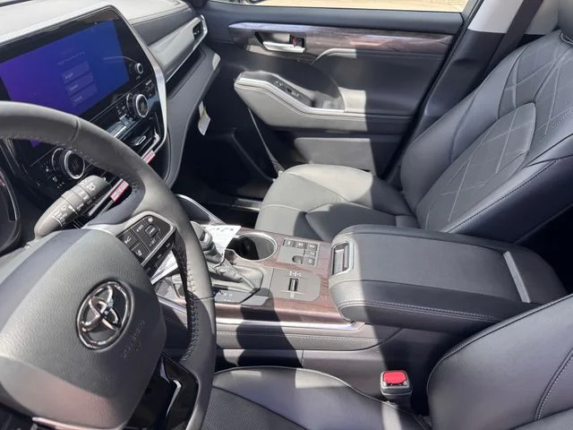 2026 Toyota Highlander Hybrid - Image 10