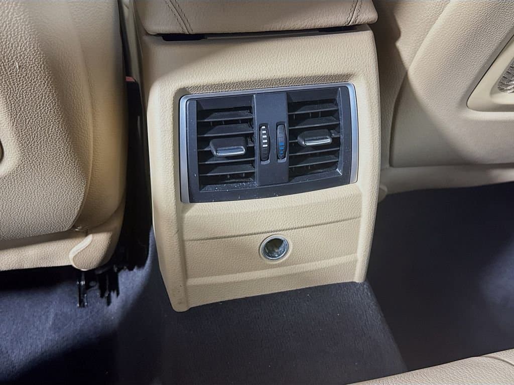 2017 BMW 3 - Image 31