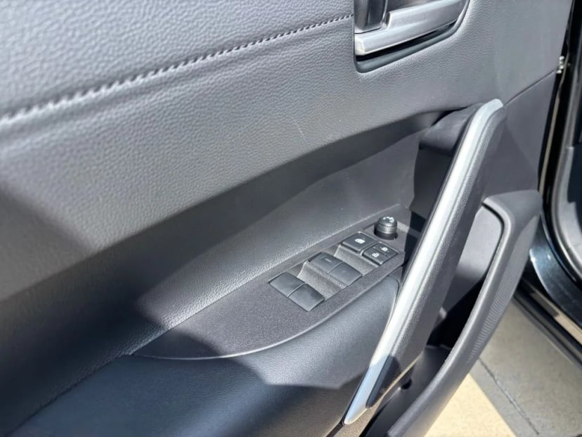 2025 Toyota Corolla Cross - Image 24