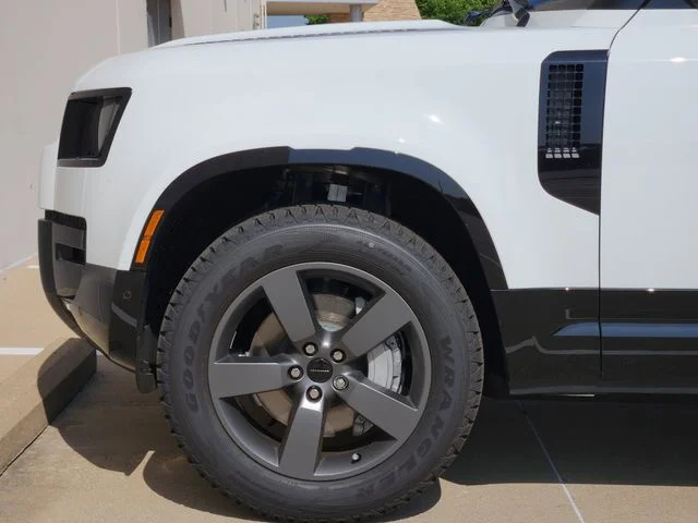 2026 Land Rover Defender 110 - Image 6