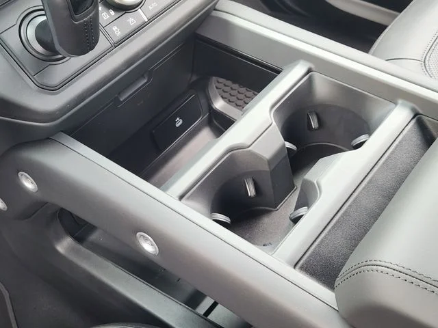 2026 Land Rover Defender 110 - Image 15