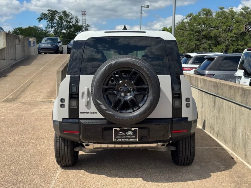 2026 Land Rover Defender 110 - Image 7