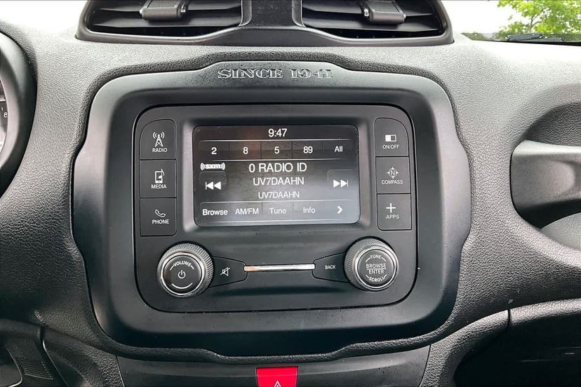 2017 Jeep Renegade - Image 36
