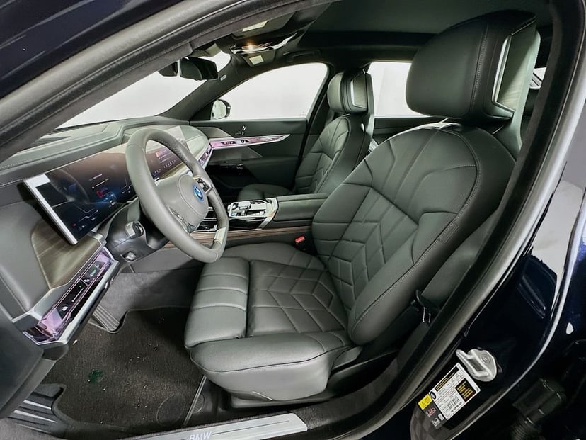 2025 BMW i7 - Image 16