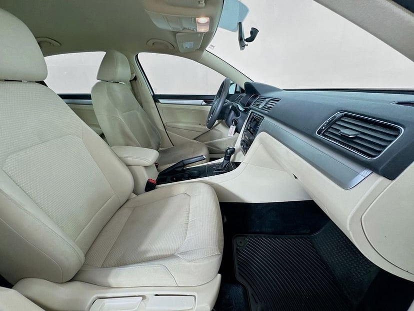 2017 Volkswagen Passat - Image 32