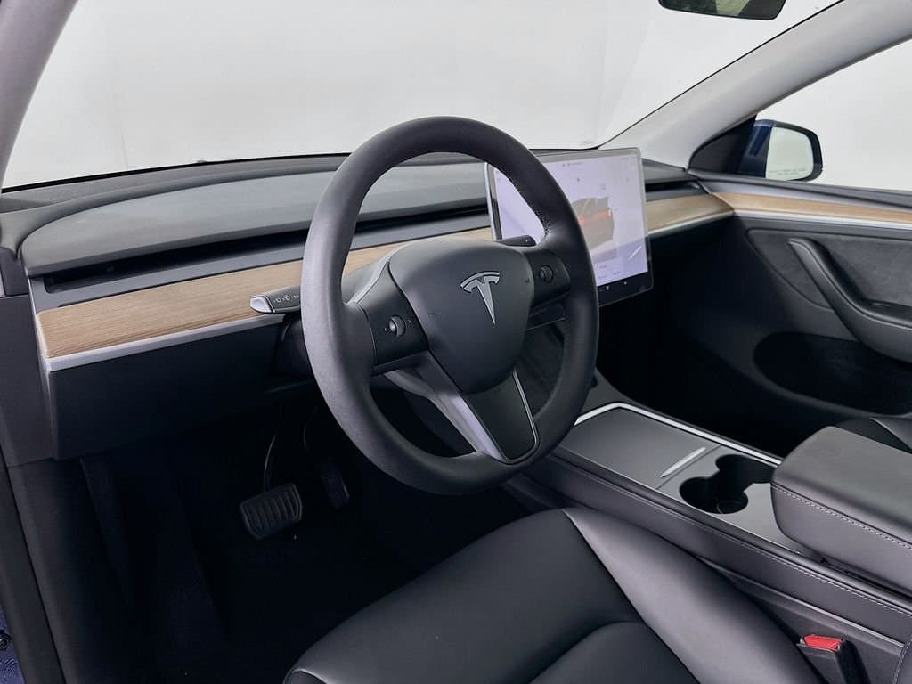 2025 Tesla Model Y - Image 9