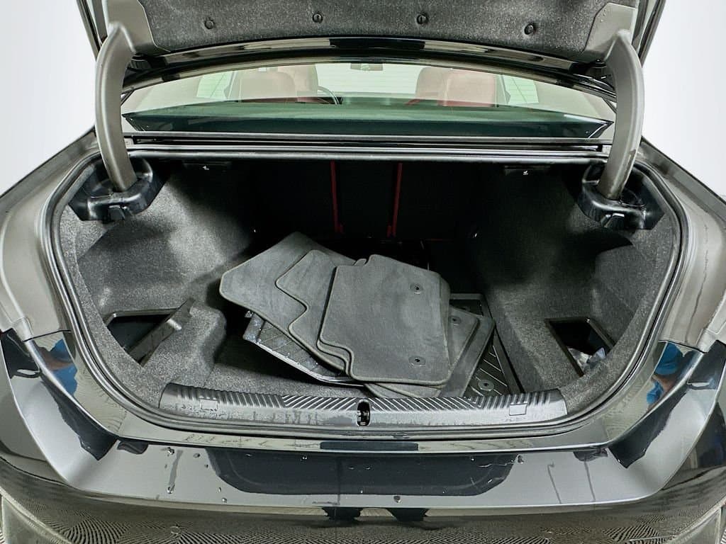 2025 BMW 5 Series - Image 27