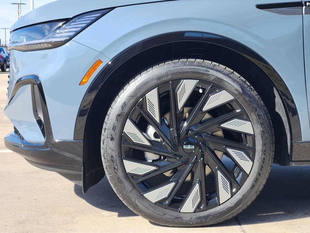 2025 Lincoln Nautilus - Image 7