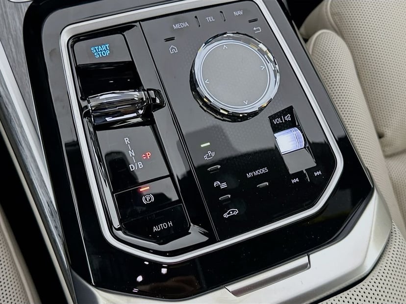 2025 BMW i7 - Image 15