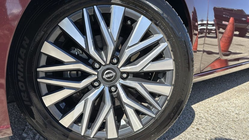 2024 Nissan Altima - Image 9