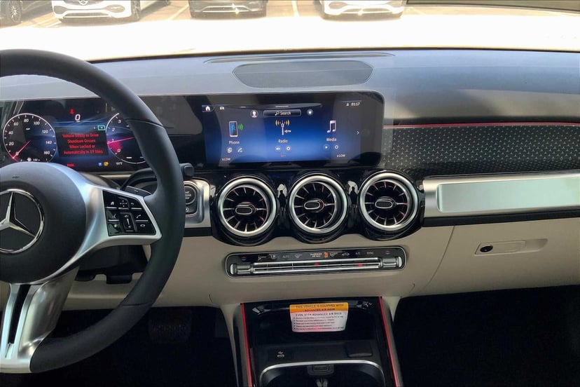 2025 Mercedes-Benz GLB 250 - Image 9