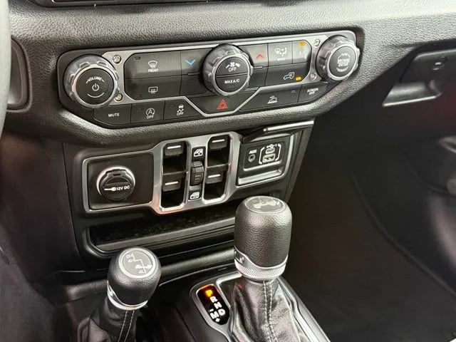 2025 Jeep Wrangler - Image 19