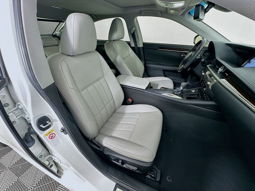 2017 Lexus ES - Image 29