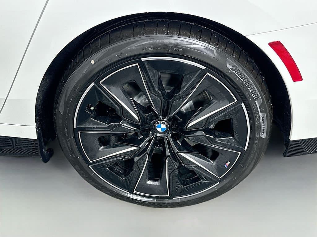 2025 BMW 7 Series - Image 23