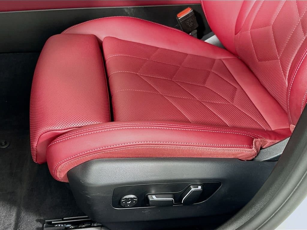 2025 BMW 5 Series - Image 20