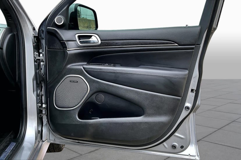 2018 Jeep Grand Cherokee - Image 23