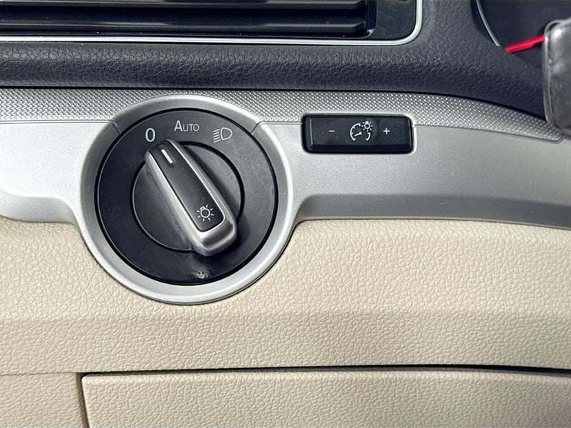 2017 Volkswagen Passat - Image 11