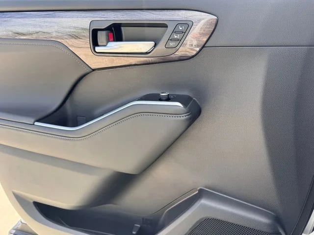 2026 Toyota Highlander Hybrid - Image 17