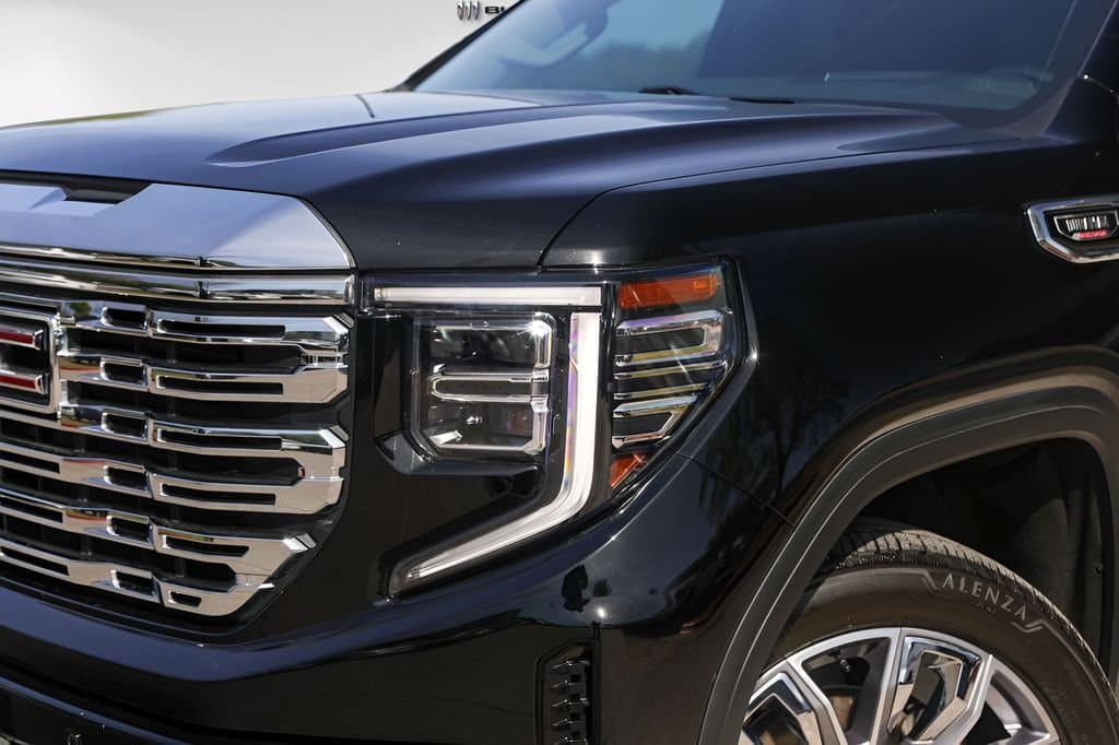 2023 GMC Sierra 1500 - Image 3